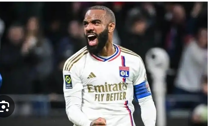 Lacazette Scores Twice as Lyon Beats Brest 2-1