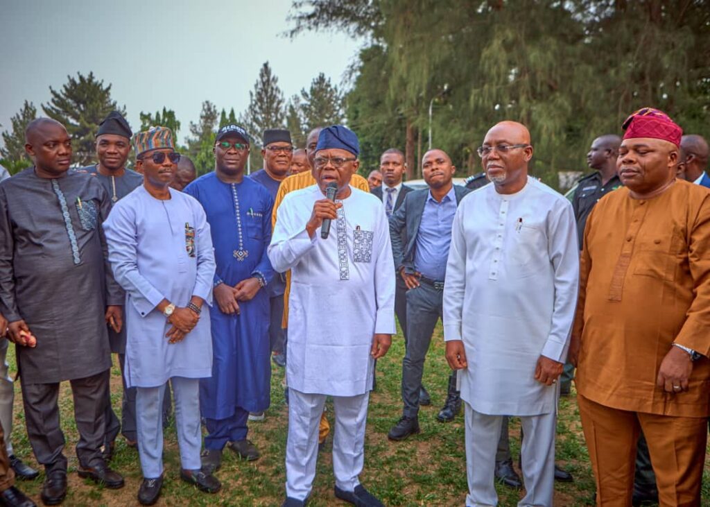 Photos: Ondo LG Chairmen Receive SUVs from Aiyedatiwa
