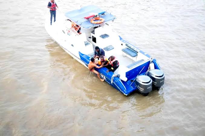 Woman Jumps into Third Mainland Bridge