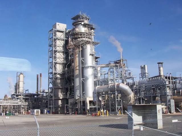 Refinery Workers Extend Strike Over Unresolved Demands