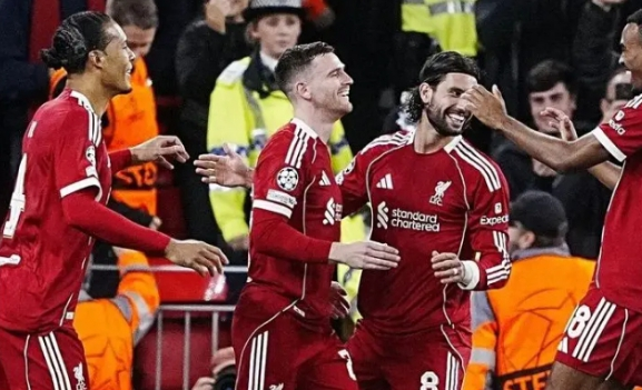Wayne Rooney insists Liverpool remain contenders in the Premier League title race, despite Arsenal and Manchester City leading the pack. He believes form and fan support can shift dynamics.