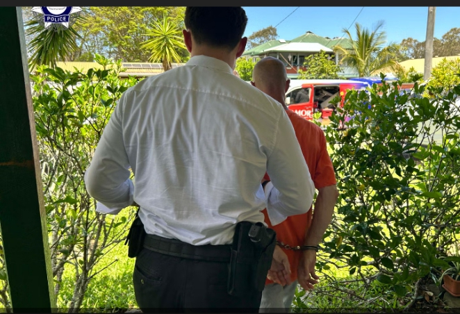 Australia has cancelled the visa of a British national in Queensland after police charged him with displaying Nazi symbols and promoting extremist ideology online.