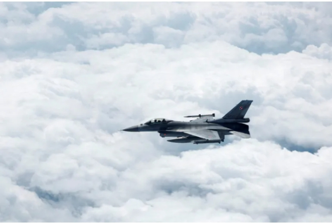 Polish jets intercept Russian reconnaissance plane near NATO airspace as Warsaw confirms controlled response, heightened Baltic security vigilance, and ongoing air-policing operations amid regional tensions.