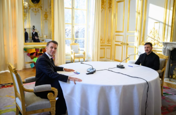 European leaders meeting in Paris reaffirm Greenland’s sovereignty, reject takeover threats, and discuss binding security guarantees for Ukraine amid renewed geopolitical tensions.