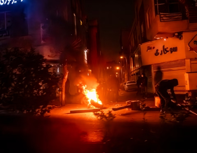 Trump announces a 25% tariff on countries trading with Iran as Washington responds to prolonged protests, escalating pressure on Tehran and rising global trade tensions.