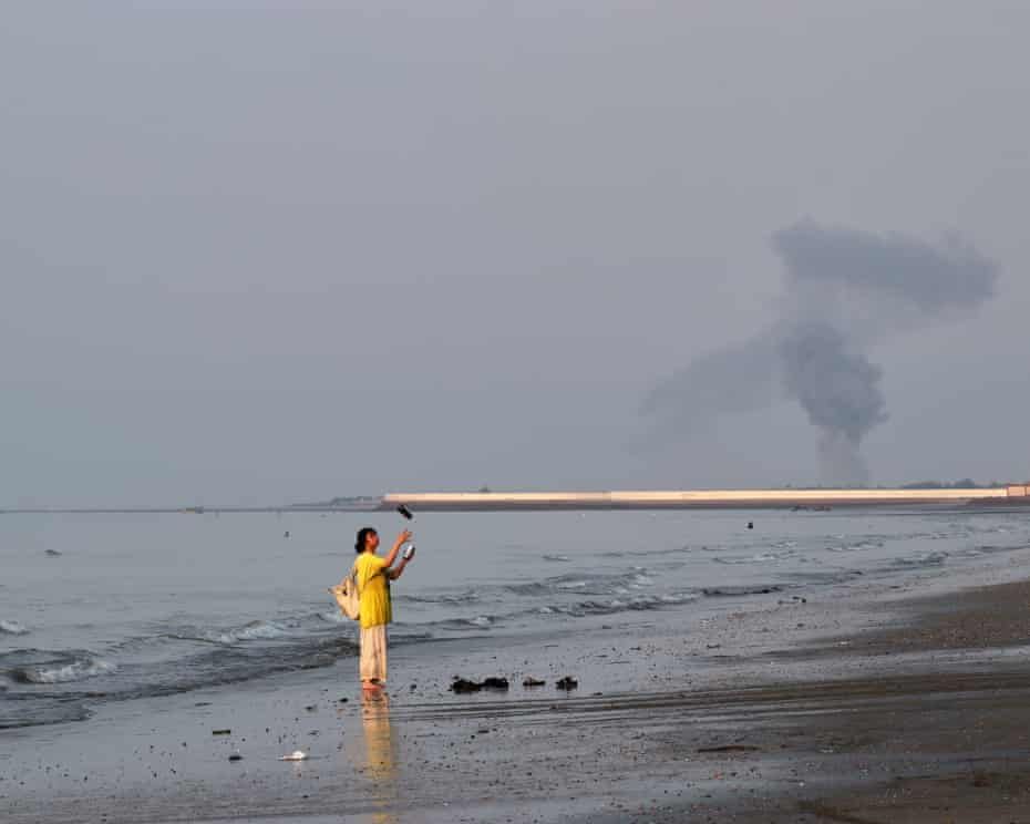 US launches third night of strikes on Iran as Trump announces Hormuz transit fee