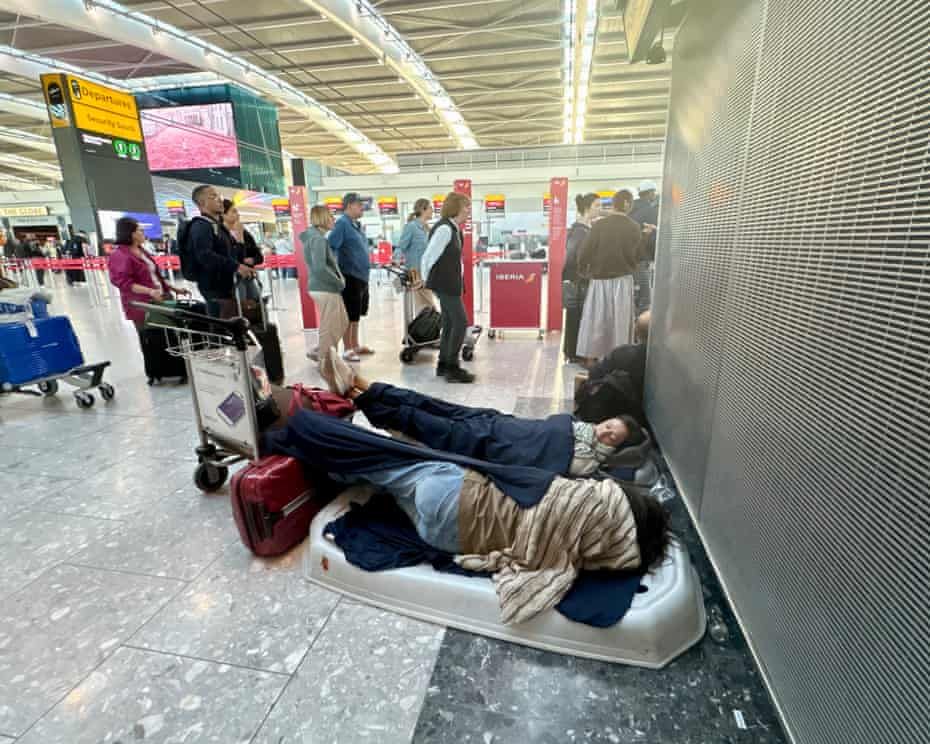 UK flight cancellations top 2,000 as Nats boss gets one week