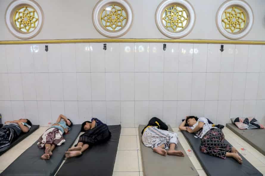 Indonesia free meals food poisoning leaves over 800 sick