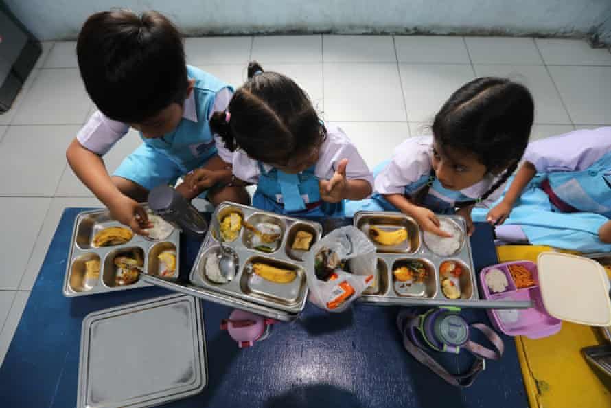 Indonesia free meals food poisoning leaves over 800 sick